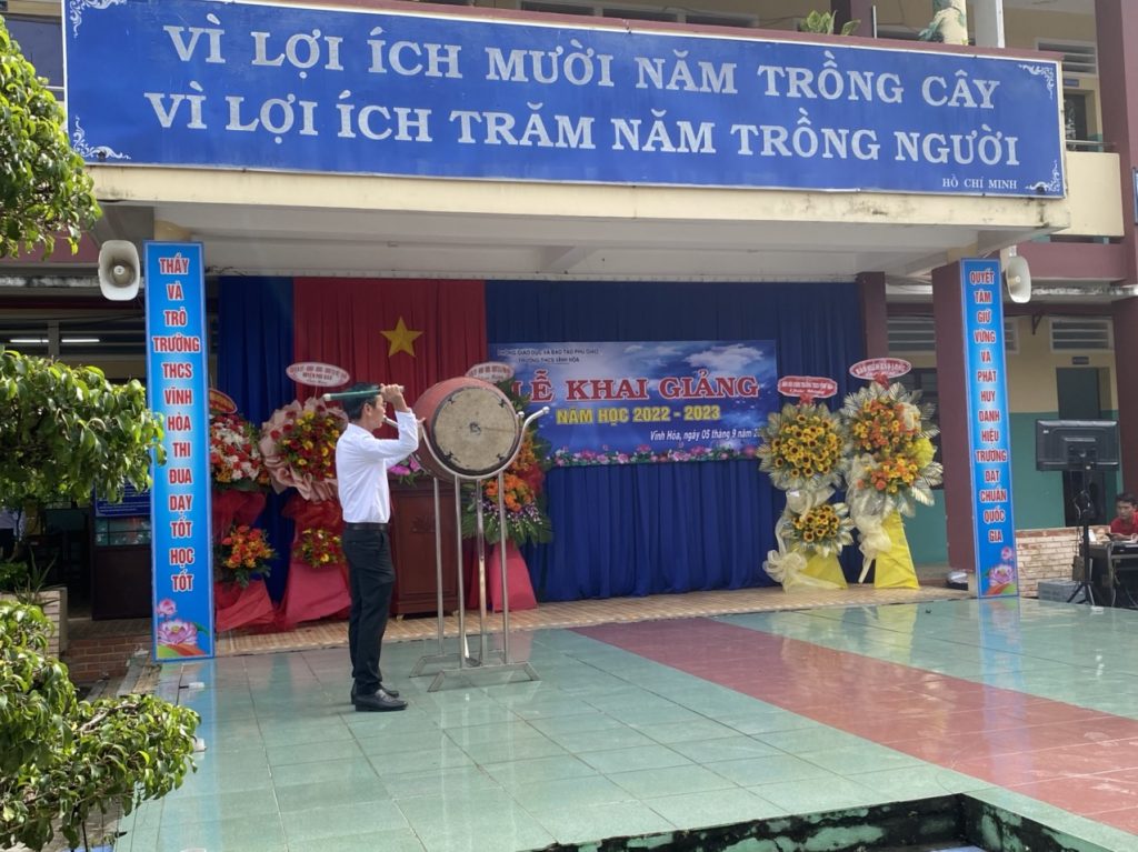 Hiệu trưởng đánh trống khai giảng năm học