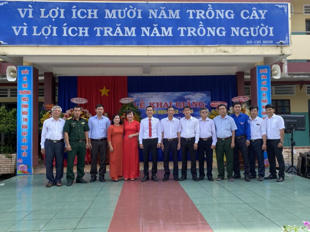 khach moi chup anh luu niem